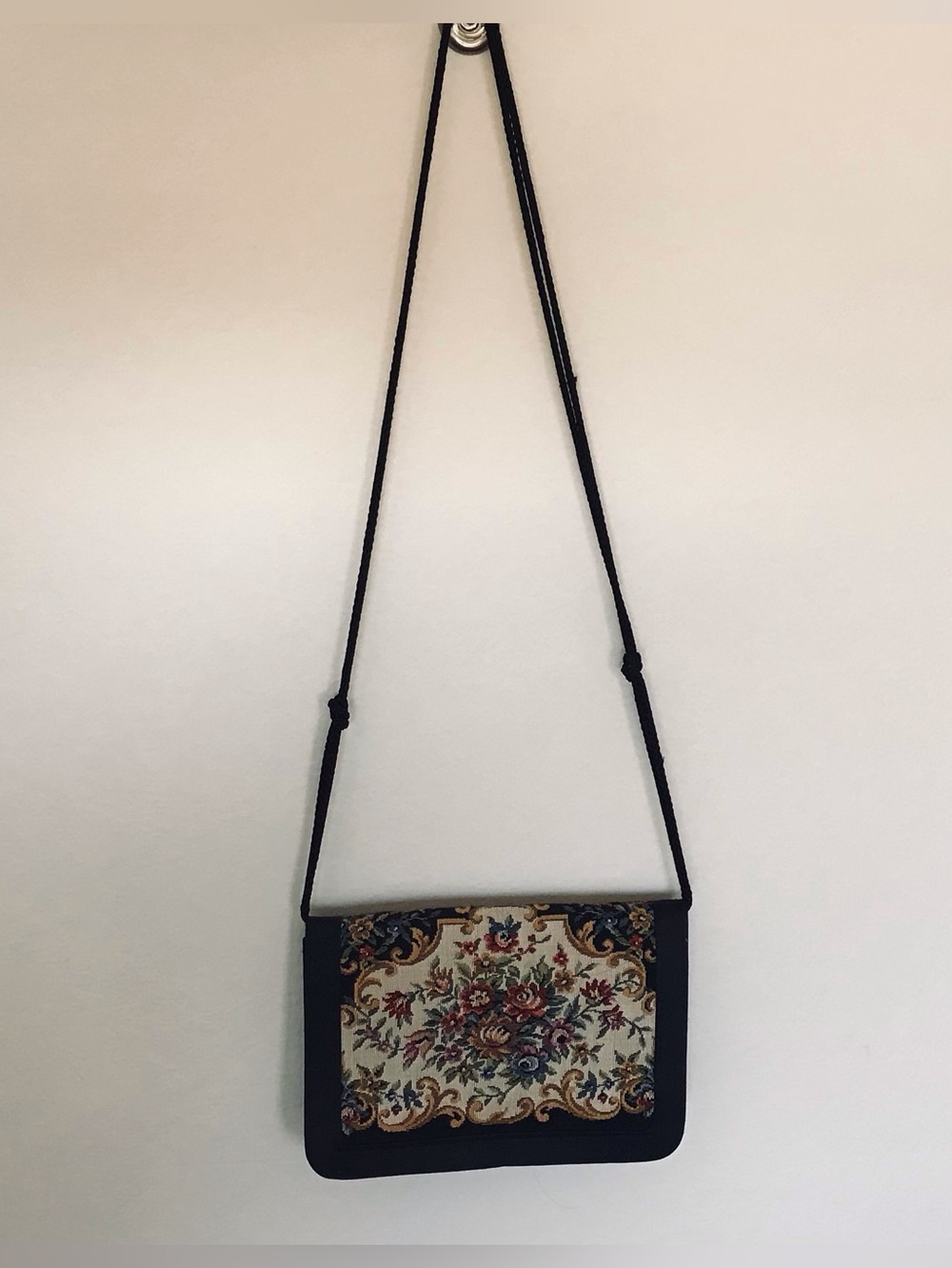 Vintage floral tapestry rectangular purse. - Picture 7 of 8
